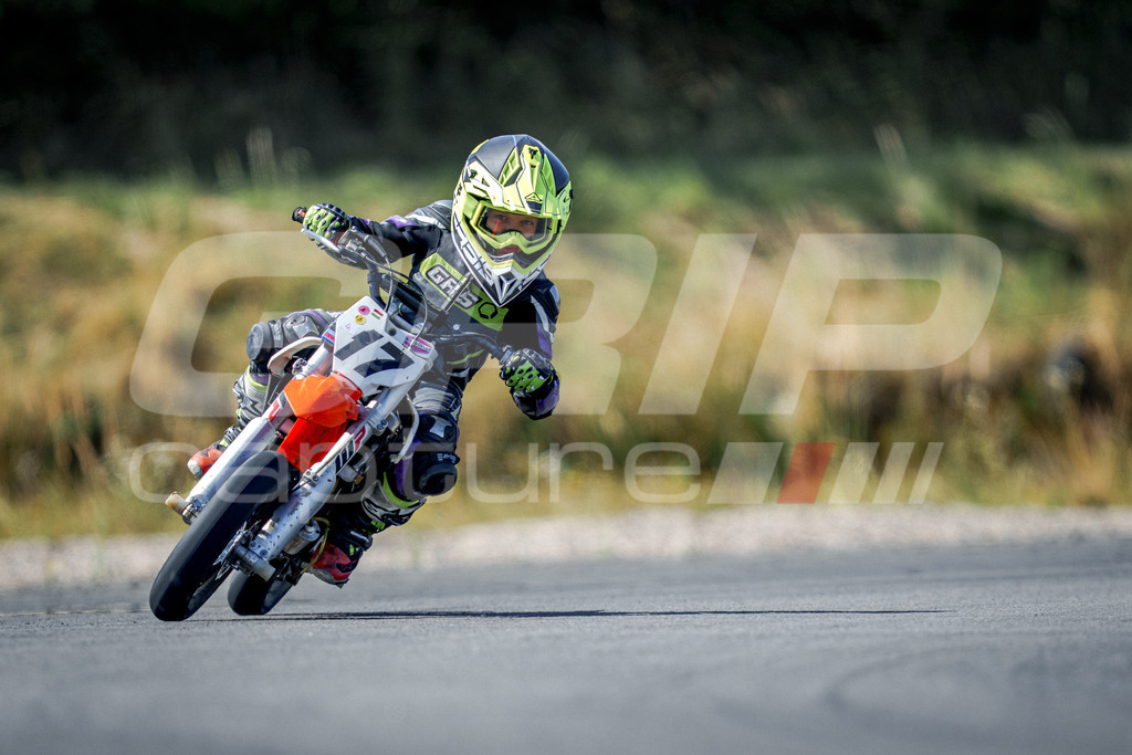 SuperMoto_Staatsmeisterschaft_Fuglau-430 | GRIPcapture steht für authentische Sportfotografie in Österreich – für Momente, die mehr sind als Geschwindigkeit oder Ergebnis. Es geht um Emotion, Spannung, Fokus und den Augenblick, der oft nur einen Wimpernschlag dauert.Ob Motorsport, Teamsport oder 