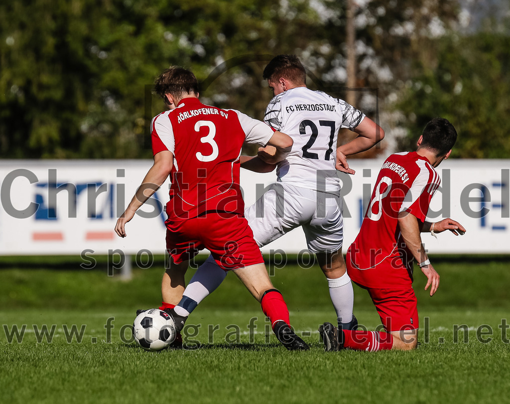 2023-09-09_096_FC_Herzogstadt_II_gegen_SG_Hoerlkofen_Woerth | Erding, Deutschland, 09.09.2023:
Fußball, A-Klassel 2023 / 2024, 6. Spieltag, FC Herzogstadt II gegen SG Hörlkofen/Wörth, Endergebnis: 1:2

Jakob Englhart (SG Hörlkofen/Wörth, #3), Thomas Hertel (FC Herzogstadt, #27), Korbinian Nußrainer (SG Hörlkofen/Wörth, #8)

Foto: Christian Riedel / fotografie-riedel.net