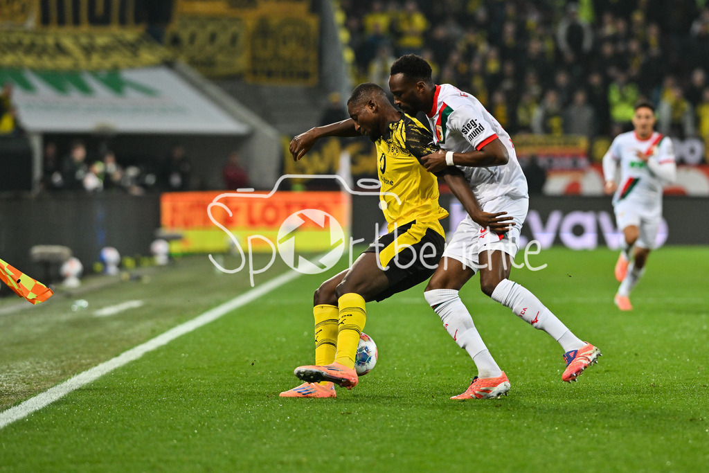 FC Augsburg - Borussia Dortmund | AUGSBURG, GERMANY - Serhou GUIRASSY (Borussia Dortmund 9) against Chrislain MATSIMA (FC Augsburg 5) during the bundesliga match between FC Augsburg vs. Borussia Dortmund on matchday 9 at WWK Arena on October 31, 2025 in Augsburg, Germany / DFL REGULATIONS PROHIBIT ANY USE OF PHOTOGRAPHS AS IMAGE SEQUENCES AND/OR QUASI-VIDEO