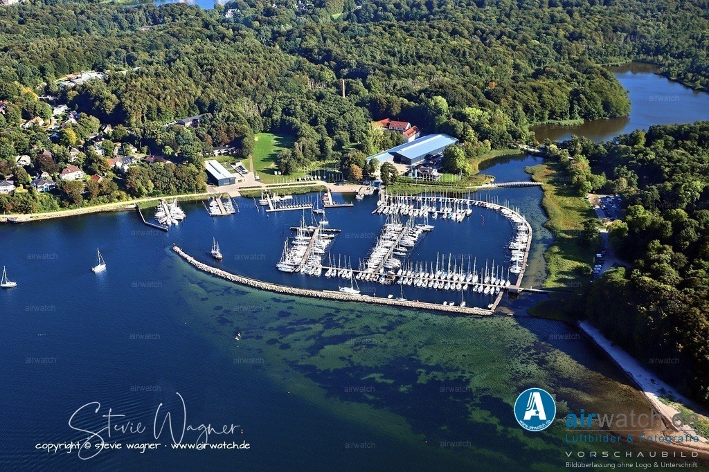 Luftbild Glücksburg - Yachthafens als touristische und sportliche Infrastruktur. | Das Wachstum des Fremdenverkehrs nach dem Ersten Weltkrieg und besonders ab den 1960er Jahren verstärkte die Bedeutung des Yachthafens als touristische und sportliche Infrastruktur. Heute ist er ein moderner, gut ausgestatteter Yachthafen, der sowohl Gastlieger als auch lokale Vereine beherbergt.