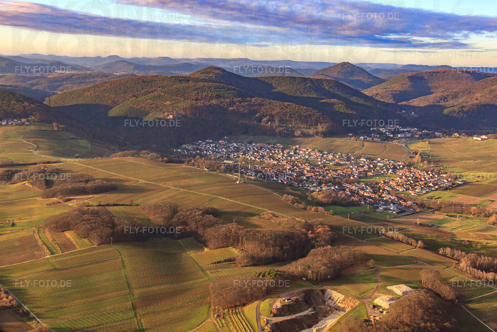 Winzerdorf im Winter zwischen kahlen Weinbergen aus Südosten | Luftbild: Winzerdorf im Winter zwischen kahlen Weinbergen aus Südosten in Klingenmünster im Bundesland Rheinland-Pfalz in Deutschland. Foto: IMG_61371.jpg vom 15.12.2013 durch Werner Riehm/FLY-FOTO.de - Realisiert mit Pictrs.com