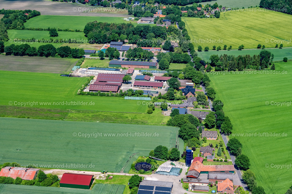 Ahrensmoor_Ost_ELS_7156030622 | AHLERSTEDT 03.06.2022 Ortsansicht der Straßen und Häuser der Wohngebiete in Ahrensmoor Ost im Bundesland Niedersachsen, Deutschland. // Town View of the streets and houses of the residential areas in Ahrensmoor Ost in the state Lower Saxony, Germany. Foto: Martin Elsen