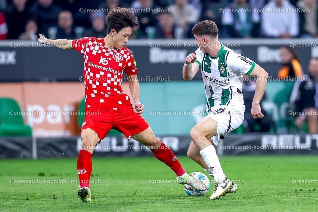 BMG07032501057 | 07.03.2025, Fußball, Borussia Mönchengladbach - 1.FSV Mainz 05, 1. Fußball Bundesliga, Borussia-Park, Saison 2024 2025: Jae-sung Lee (Mainz05 #7) im Zweikampf gegen Lukas Ullrich (Mönchengl. #26)DFB regulations prohibit any use of photographs as image sequences and or quasi-video.