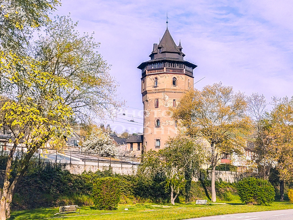 Oberwesel-090544665 | Turm von Carl Haag, der 1820 in Erlangen geboren wurde und 1915 in Oberwesel verstarb. Er war ein englischer Künstler mit deutschen Wurzeln. Seine künstlerischen Tätigkeiten umfassten Aquarellmalerei, Miniaturmalerei, Porträtmalerei und Radierung. - Realisiert mit Pictrs.com