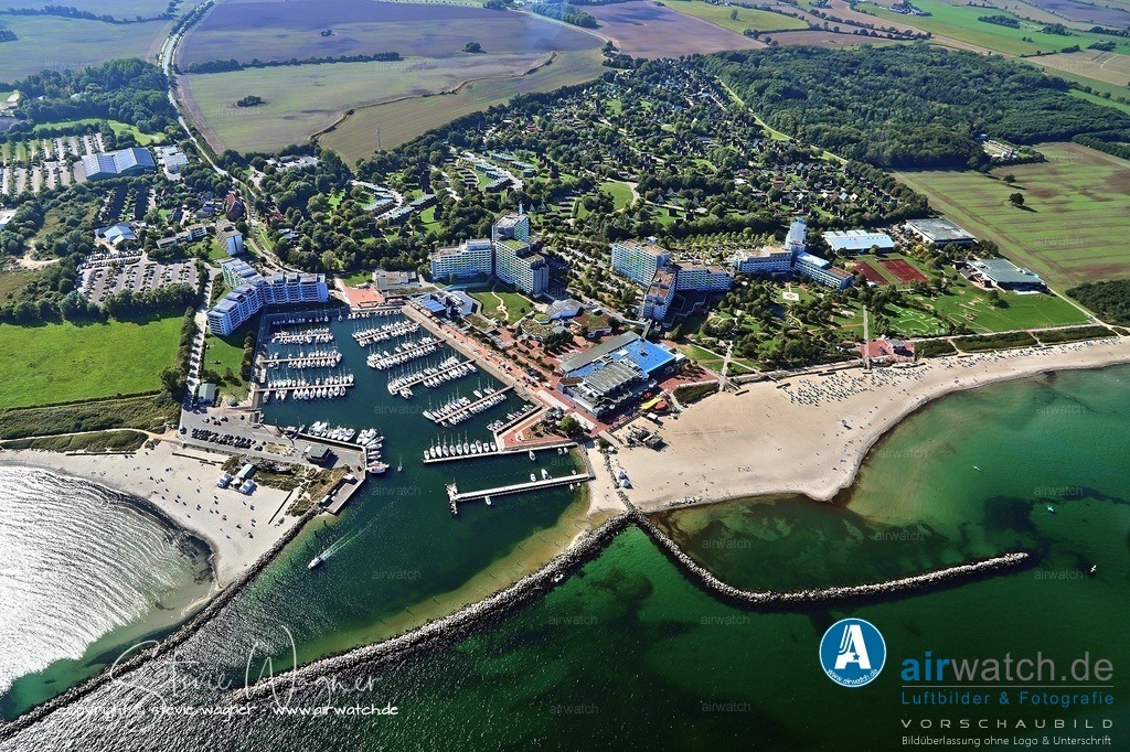 Luftbild Ostsee Resort Damp - Die Klinik liegt direkt am Rande des ruhigen Ostseebads Damp | Die Klinik liegt direkt am Rande des ruhigen Ostseebads Damp, nur wenige Gehminuten vom Strand und der Promenade entfernt. Die regionale Lage ermöglicht sowohl therapeutische Spaziergänge in frischer Meeresluft als auch gezielte Ausflüge in die umliegende Natur oder in nahegelegene Städte wie Flensburg oder Husum.