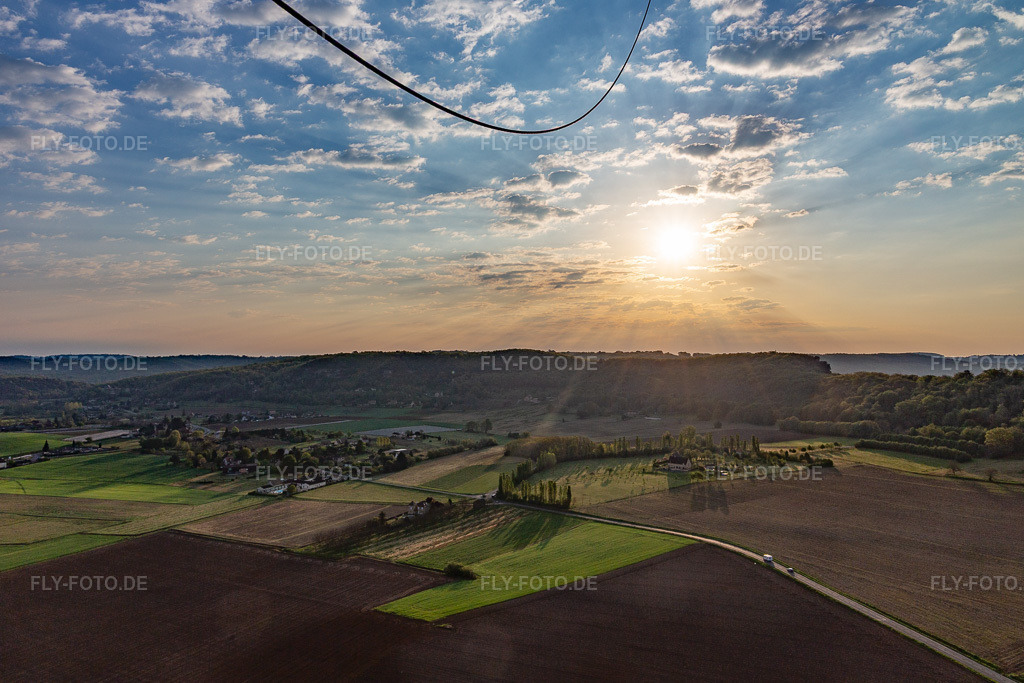 Luftbild: Ortsansicht in Vézac im Bundesland Dordogne in Frankreich. Foto: IMG_113694.jpg vom 20.04.2019 durch Werner Riehm/FLY-FOTO.de