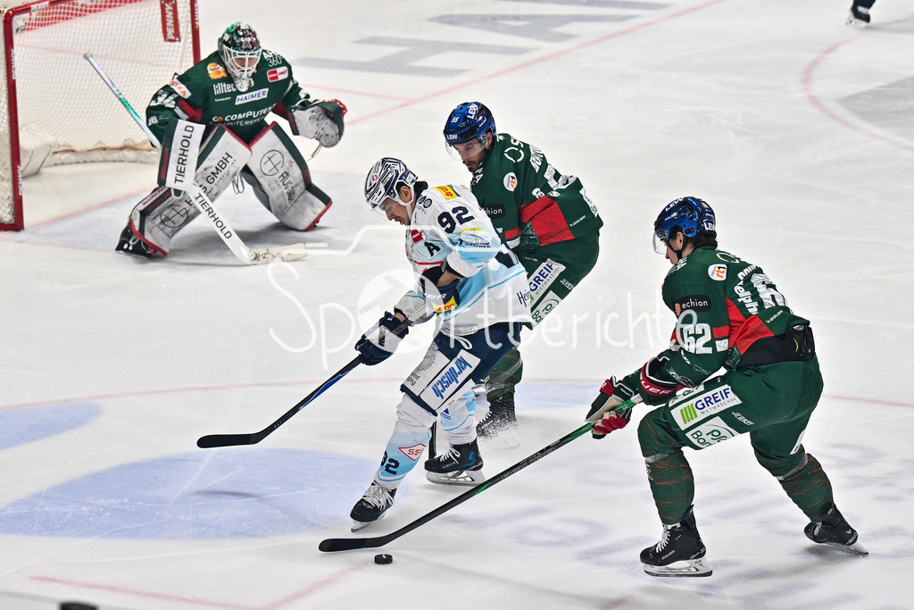 Augsburger Panther - Dresdner Eislöwen | AUGSBURG, GERMANY - 04. DECEMBER: im Duell Tomas ANDRES (Eislöwen Dresden 92) und Thomas SCHEMITSCH (Augsburger Panther 62) während dem Match zwischen den Augsburger Panthern und den Dresdner Eislöwen am 25 Spieltag der PENNY DEL im Curt Frenzel Stadion