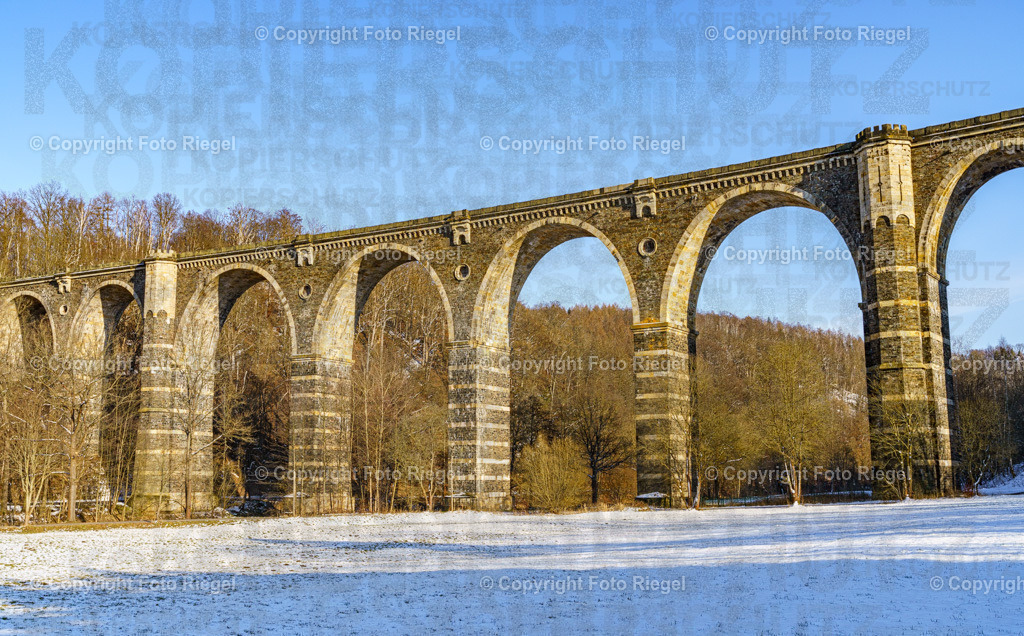 Hetzdorfer Viadukt | Der (oder auch das) Hetzdorfer Viadukt ist eine unter Denkmalschutz stehende ehemalige Eisenbahnbrücke der Bahnstrecke Dresden–Werdau über das Flöhatal in Hetzdorf bei Falkenau in Sachsen. Die Bahnstrecke über die Brücke wurde 1992 verlegt und im Bereich des Viadukts stillgelegt. Der Viadukt ist heute Teil eines Wanderwegs. Mit einer Höhe von 42 m war er die höchste eingeschossige Brücke der Deutschen Reichsbahn.
*Wikipedia, 2023 - Realisiert mit Pictrs.com