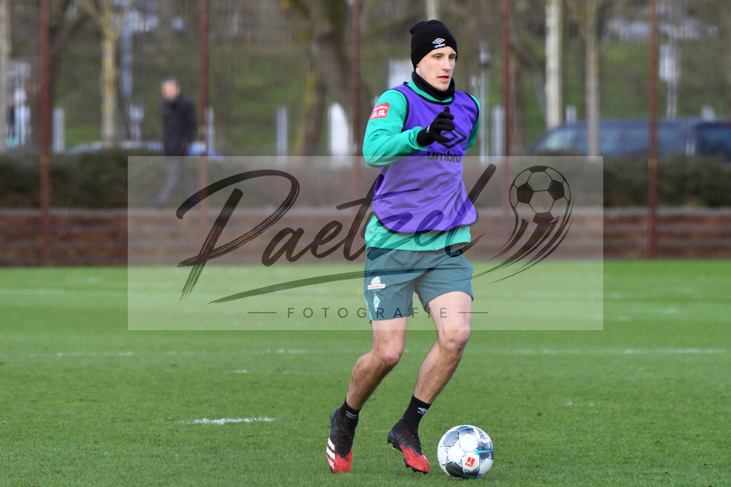 20200212_TRASVW_0029 | Fussball, Herren: Maximilian Eggestein (Werder Bremen) in Aktion, am Ball, Einzelaktion waehrend der Trainingseinheit des SV Werder Bremen auf dem wohninvest Weserstadion Trainingsplatz am 12.02.2020 in Bremen, Deutschland. - Realisiert mit Pictrs.com