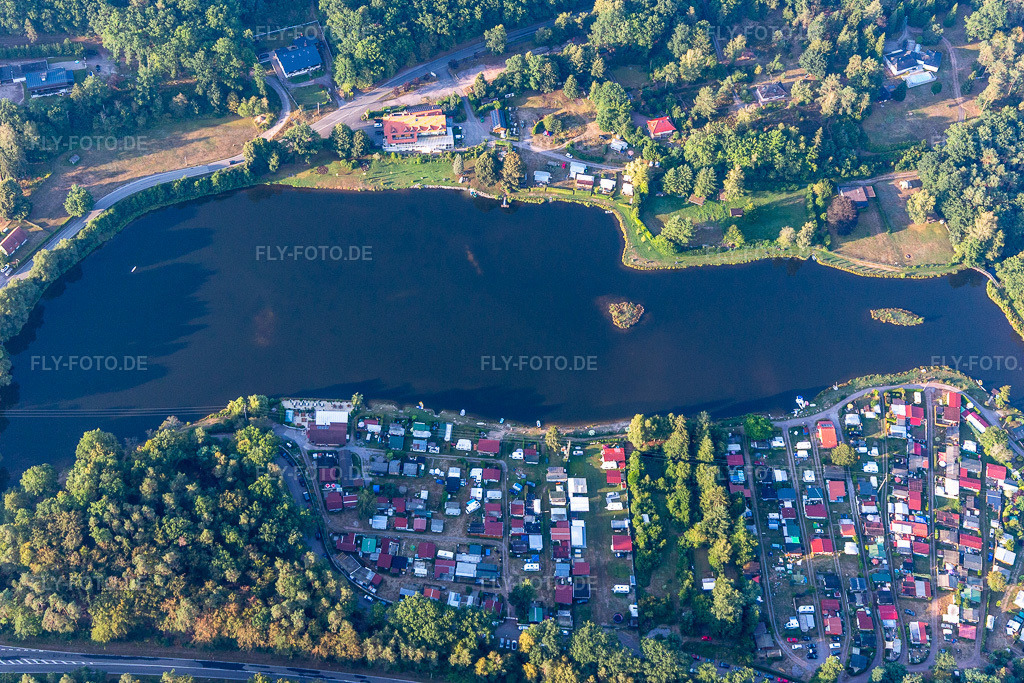 Luftbild: Wohnwagen und Zelte- Campingplatz - und Zeltplatz Zwickmühle am Saarbacherhammer am Mühlweiher See in Ludwigswinkel im Bundesland Rheinland-Pfalz in Deutschland. Foto: IMG_121963.jpg vom 08.08.2020 durch Werner Riehm/FLY-FOTO.de