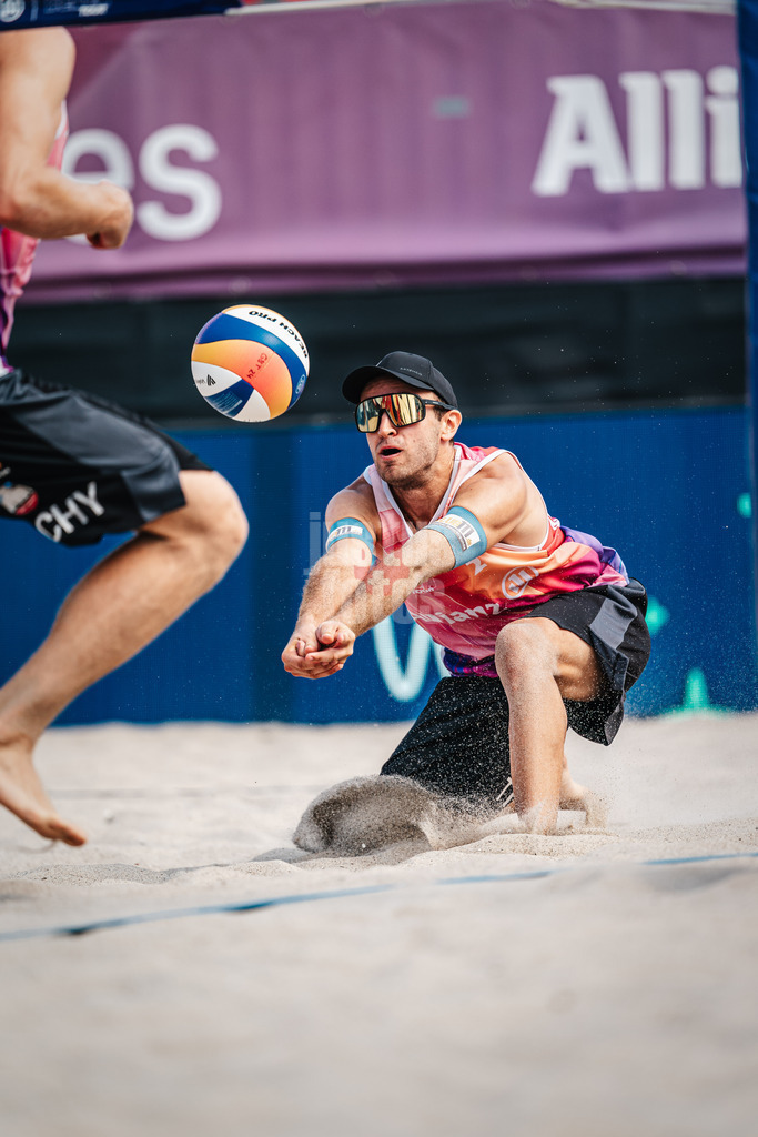 Beachvolleyball | Männer | Allianz German Beach Tour 2024 | Tourstop Kühlungsborn 2 | 15.08.2024 | Tilo Rietschel nimmt den Ball an
