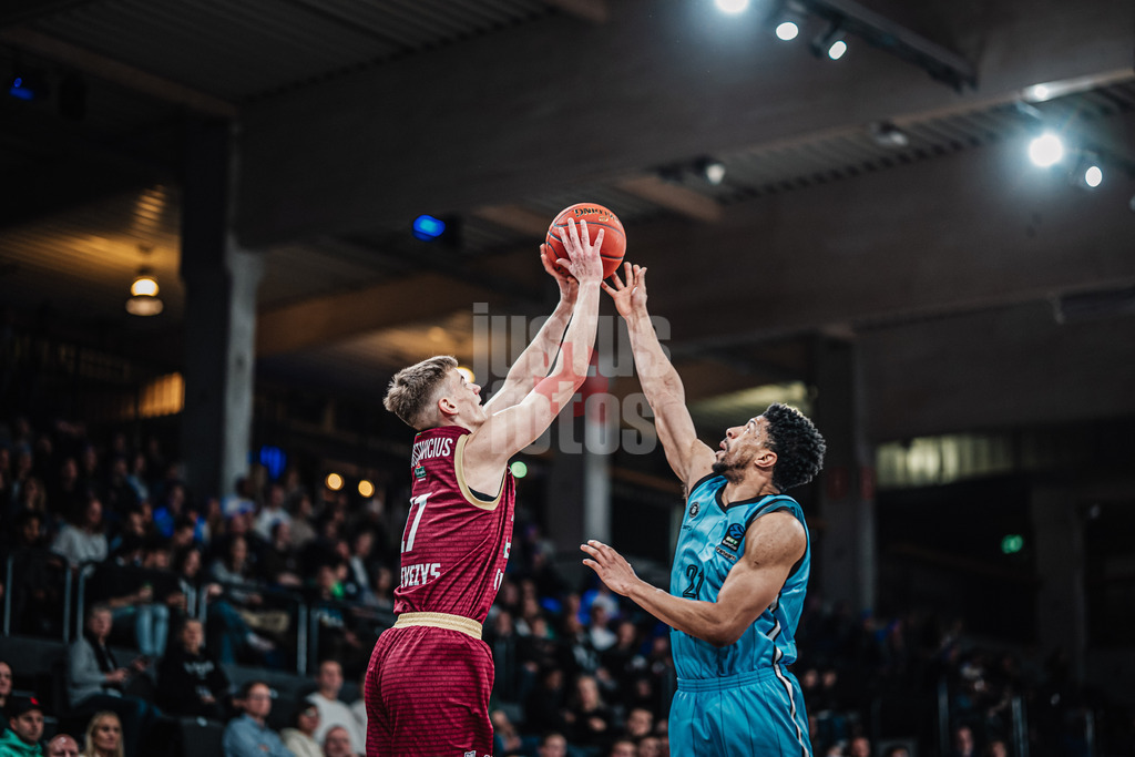 Basketball | Männer | Saison 2024/2025 | BKT EuroCup | Veolia Towers Hamburg vs. 7Bet-Lietkabelis Panevezys | 21.01.2025 | v.l. Mantas Rubstavicius (#17, BC 7Bet-Lietkabelis Panevezys) gegen Jordan Barnett (#21, Veolia Towers Hamburg)