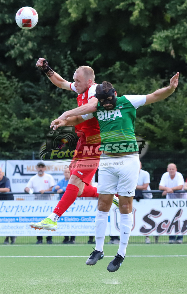FC RW Kirchlengern - TuS Dornberg | Auf dem Bild zu sehen: rot FC RW Kirchlengern: Lennard Wüllner ; grün TuS Dornberg: Valon GashiFC RW Kirchlengern, TuS Dornberg, Saison 25/26, Landesliga, Kirchlengern, Deutschland - Realisiert mit Pictrs.com