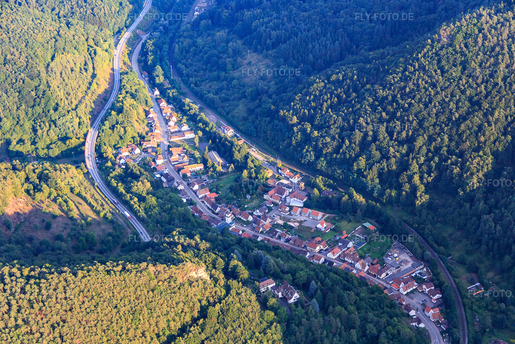 Luftbild: Dorfansicht im Queichtal aus Nordwesten in Rinnthal im Bundesland Rheinland-Pfalz in Deutschland. Foto: IMG_084145.jpg vom 29.08.2015 durch Werner Riehm/FLY-FOTO.de