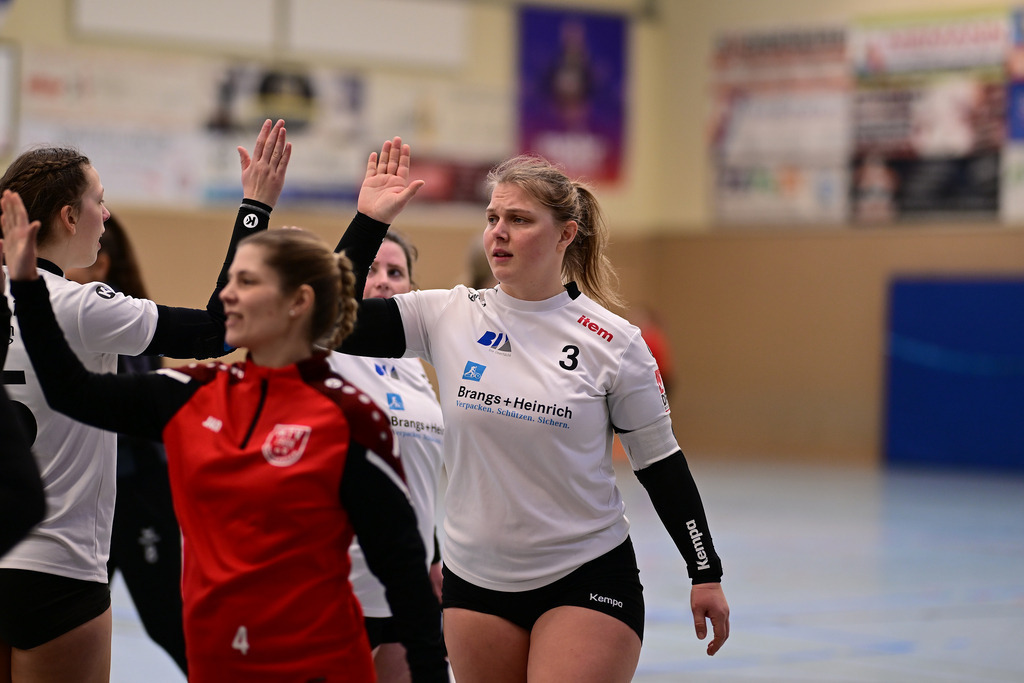 Faustball I Frauen I Saison 2025-2026 I Bundesliga Nord I 7c. Spieltag I MTV Wangersen - Ohligser TV | Der Sportfotograf. - Realisiert mit Pictrs.com