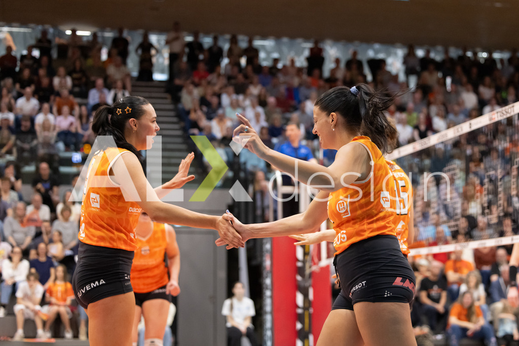 Volleyball I Frauen I Saison 2025-2026 I Volleyball NLA | Women I  Playoffs Finals 1/5 I viteos NUC - VC Kanti Schaffhausen I 06.04.2026 | viteos NUC Spielerinnenkreis - Realisiert mit Pictrs.com