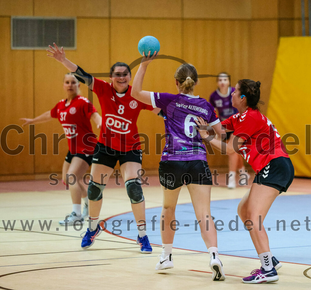 2023-11-04_049_SpVgg_Altenerding_gegen_TV_Altoetting | Erding, Deutschland, 04.11.2023:
Handball, Bezirksoberliga Frauen Altbayern 2023 / 2024, 6. Spieltag, SpVgg Altenerding gegen TV Altötting, Endergebnis: 28:26

Lisa Hofer (TV Altötting, #8), Marlene Mittermeier (SpVgg Altenerding, #6)

Foto: Christian Riedel / fotografie-riedel.net