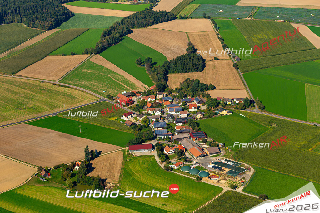 Die Luftaufnahme Hof - Oberviechtach wurde 2021 mittels Flugzeug (keine Drohne) erstellt. Hohe Auflösung -für große Poster und Wandbilder geeignet!