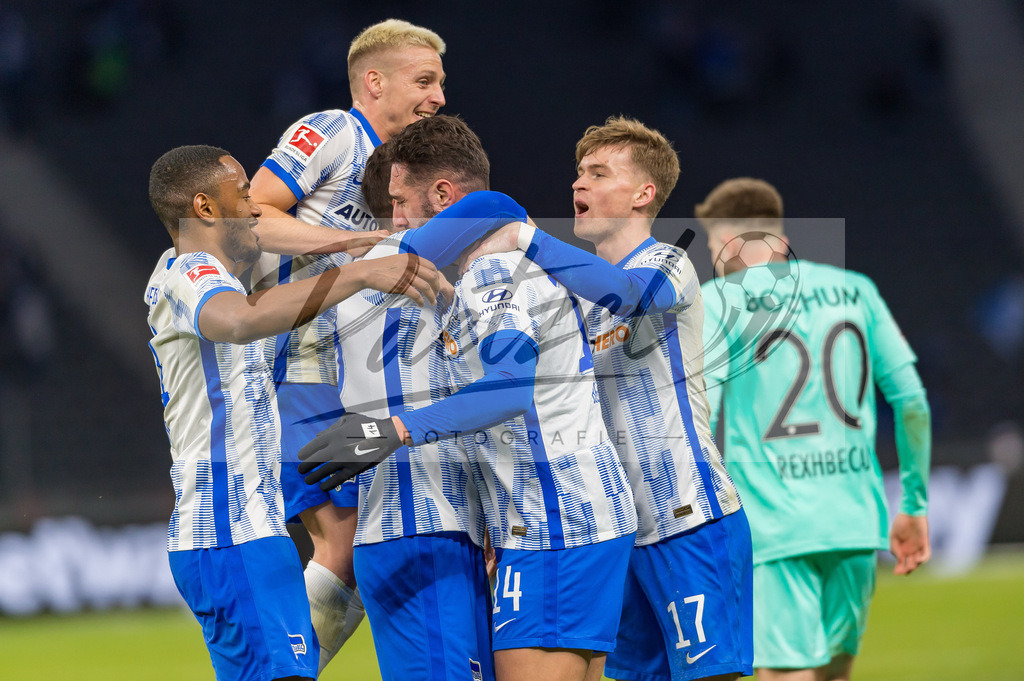 HERBOC20220204_233 | Fussball, Herren: Ishak Belfodil (Hertha BSC) Torjubel, jubelt mit seiner Mannschaft nach dem Treffer zum 1:0 bei dem Spiel der 1. Bundesliga zwischen Hertha BSC und VfL Bochum im Olypiastadion am 04.02.2022 in Berlin, Deutschland.DFB / DFL REGULATIONS PROHIBIT ANY USE OF PHOTOGRAPHS AS IMAGE SEQUENCES AND/OR QUASI-VIDEO. - Realisiert mit Pictrs.com