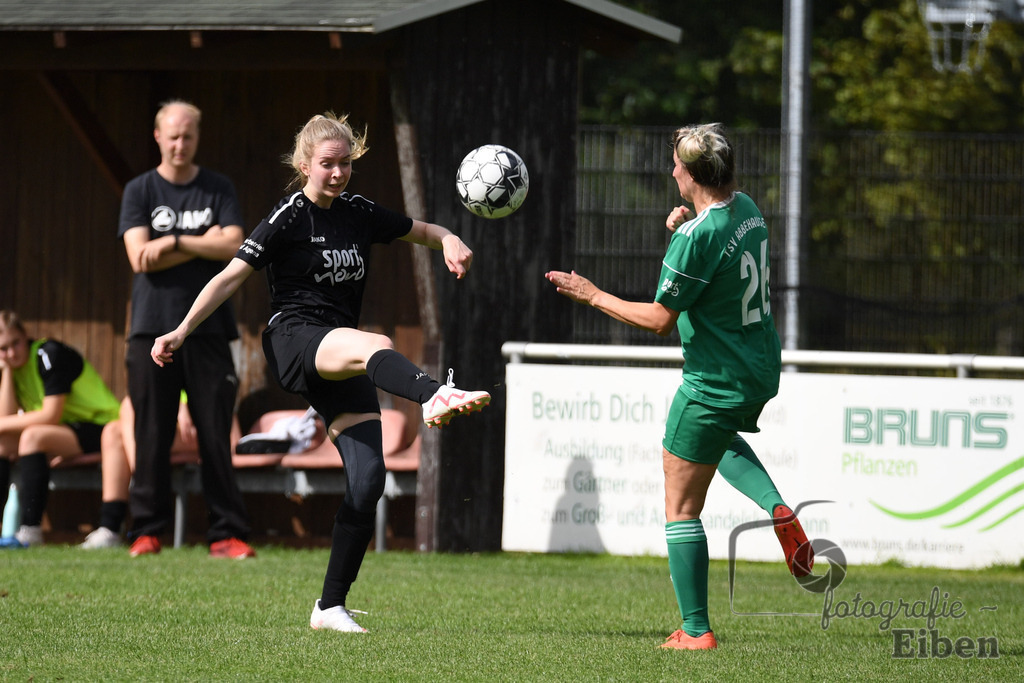 SG am Meer-TSV Abbehausen | Frauen Bezirksliga Nord; SG am Meer (schwarz)-TSV Abbehausen (grün) am 13.08.2023; in Gristede (), Photo: Philip Eiben 2023 - Realisiert mit Pictrs.com