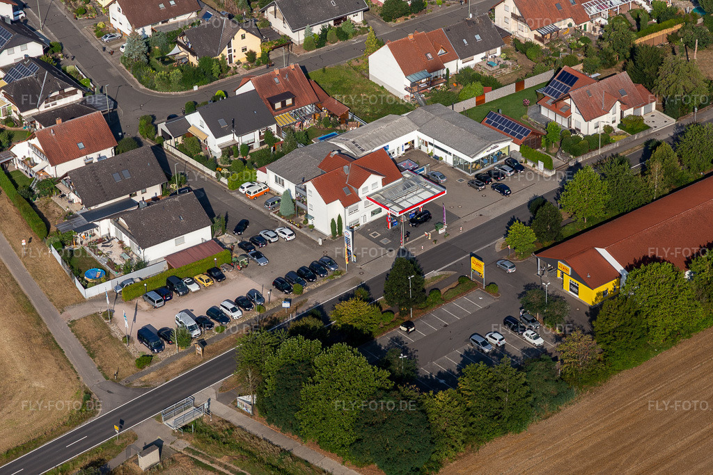 Luftbild: ESSO, Autohaus Hoffmann in Hatzenbühl im Bundesland Rheinland-Pfalz in Deutschland. Foto: IMG_122215.jpg vom 11.08.2020 durch Werner Riehm/FLY-FOTO.de