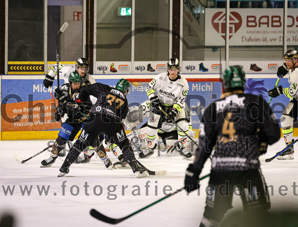 2024-02-16_064_TSV_Erding_gegen_ERSC_Amberg | Erding, Deutschland, 16.02.2024:
Eishockey, Bayernliga Playoffs 2023 / 2024, 1. Spieltag, TSV Erding gegen ERSC Amberg, Endergebnis: 1:2

Erik Modlmayr (Erding Gladiators, #21), Thomas Matheson (Erding Gladiators, #37), Torwart Timon Bätge (ERSC Amberg, #31)

Foto: Christian Riedel / fotografie-riedel.net