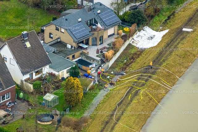 Hamm231201290 | Luftbild vom Hochwasser der Ahse, Weihnachtshochwasser 2023, Fluss Ahse tritt nach starken Regenfällen über die Ufer, Überschwemmungsgebiet Lippeaue im Bereich Soester Straße 220-230, Deichabsicherung mit Sandsäcken, DLRG-Einsatz, abpumpen von Wasser mit Schläuchen und Maschinen, Uentrop, Hamm, Ruhrgebiet, Nordrhein-Westfalen, Deutschland