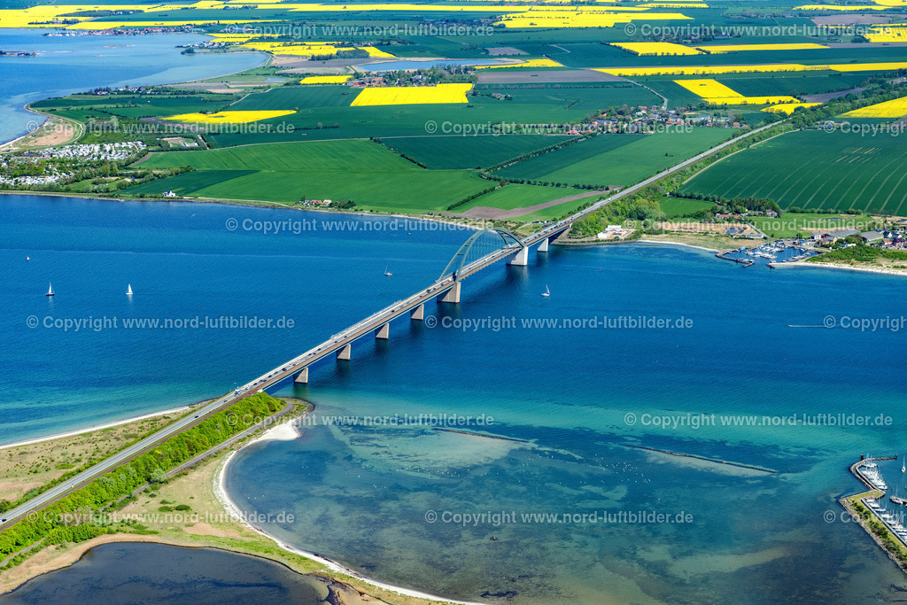 Fehmarn_Fehmarnsundbrücke_ELS_4625150522 | FEHMARN 15.05.2022 Blick auf die kombinierte Straßen- und Eisebahnbrücke Fehmarnsundbrücke, der Fehmarnsundquerung zwischen Fehmarn und dem Festland bei Großenbrode in Schleswig-Holstein. // Fehmarn Sund bridge between Fehmarn and the mainland at Grossenbrode in Schleswig-Holstein. Foto: Martin Elsen