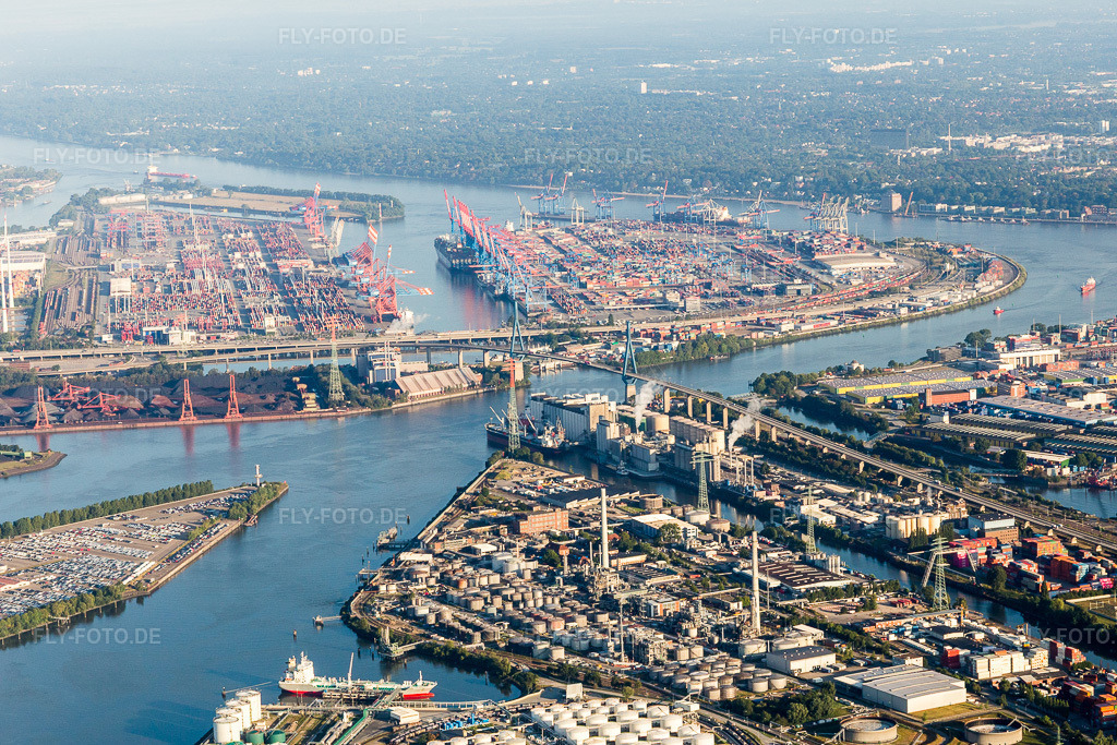 Luftbild: Containerhafen des Waltershofer Hafen hinter dem Gelände der H&R Ölwerke Schindler GmbH im Ortsteil Wilhelmsburg in Hamburg im Bundesland Hamburg in Deutschland.Foto: IMG_110270.jpg vom 18.08.2018 durch Werner Riehm/FLY-FOTO.deAuflösung des Originals: 5206 x 3470 pxH&R Gruppe - Hansen und RosenthalDer Hamburger Hafen | Hafen Hamburg