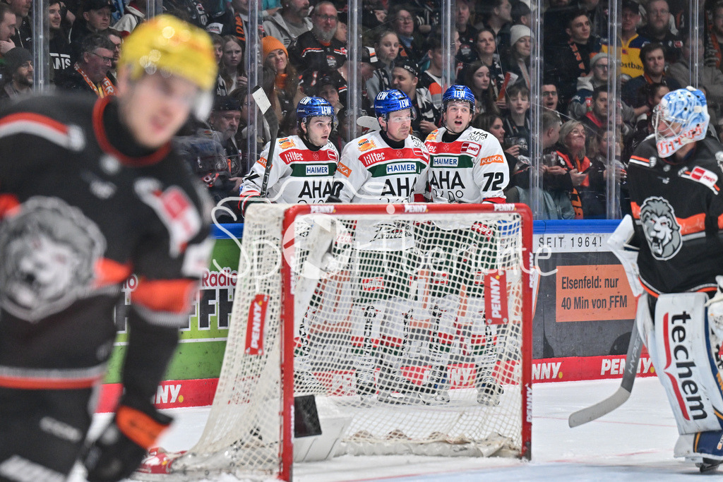 Löwen Frankfurt -Augsburger Panther | Jubel der Gaeste nach dem Treffer zum 1-4 durch Cody KUNYK (Augsburger Panther #20) / Freude / Happy / Tor / Torschuetze / DEL: Loewen Frankfurt - Augsburger Panther, Eissporthalle Frankfurt am 14.02.2025