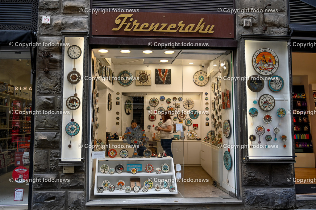 Italien_ Toscana_ Florenz_ 30.05.2024-271 | 30.05.2024, Italien, ITA, Toskana, Florenz im Bild Stadtansichten, Gebäude, Architektur, Touristen, Historisch, Souvenir, Altstadt, Museum, Statuen, Skulpturen, Piazza della Signoria, Statue David, Palazzo Vecchio, Neptunbrunnen, Piazza della Repubblica, Ponte Vecchio, Brücke, Uffizien, Kathedrale Santa Maria del Fiore, Arno, Fluß


Florenz, Firenze, ist eine italienische Großstadt. Nach Einwohnern ist sie die achtgrößte Stadt Italiens. Florenz ist die Hauptstadt sowie größte Stadt der Region Toskana und der Metropolitanstadt Florenz, in der etwa eine Million Menschen leben. Florenz ist für seine Geschichte berühmt. Leonardo da Vinci verbrachte große Teile seiner Jugend in Florenz, Michelangelo fand Unterschlupf in der Kirche der Medici, Galileo Galilei wohnte als Hofmathematiker in den Palästen der Medici. Von 1865 bis 1871 war die Stadt die Hauptstadt des neu gegründeten Königreichs Italien. Das historische Zentrum von Florenz zieht Jahr für Jahr Millionen von Touristen an. Die historische Innenstadt wurde von der UNESCO im Jahre 1982 zum Weltkulturerbe erklärt. 
Quelle: Wikipedia
