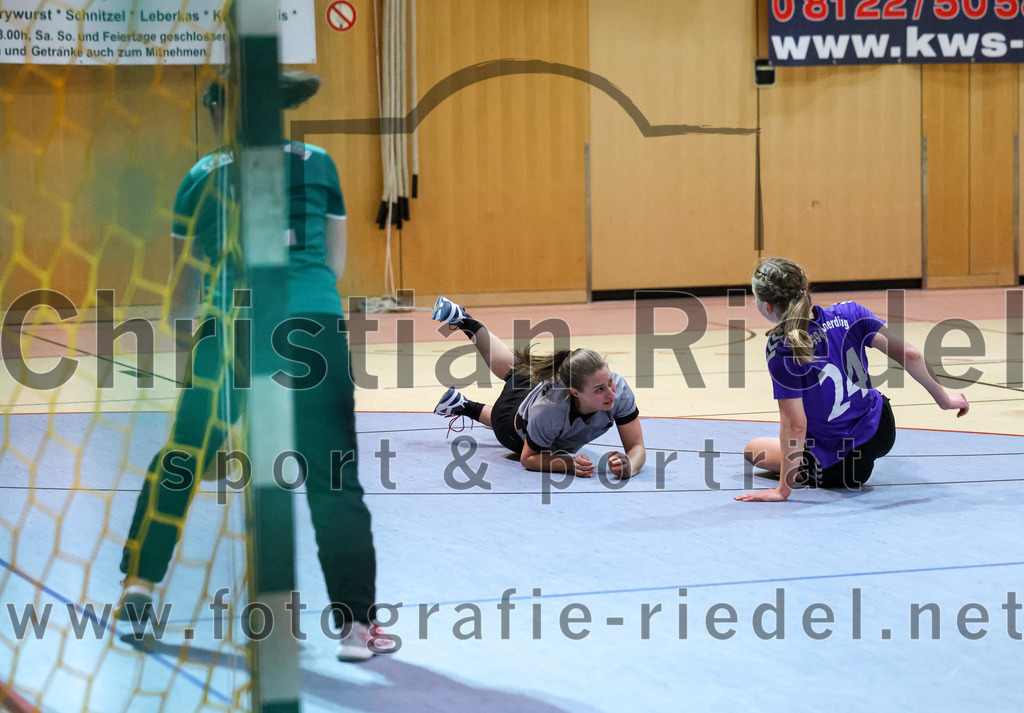 2022-11-12_075_SpVgg_Altenerding_II_gegen_SC_Kirchdorf | Erding, Deutschland, 12.11.2022:
Handball, Bezirksliga Frauen Altbayern 2022 / 2023, 5. Spieltag, SpVgg Altenerding II gegen SC Kirchdorf, Endergebnis: 24:19

Torfrfau Anna-Lena Schmitt (SpVgg Altenerding, #12), Franziska Sellmaier (SC Kirchdorf, #11), Sophie Lößl (SpVgg Altenerding, #24)

Foto: Christian Riedel / fotografie-riedel.net