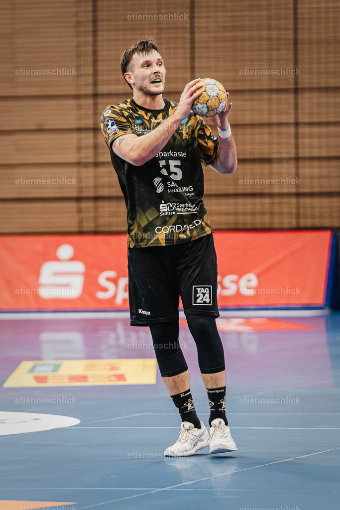 HC Elbflorenz 2006 - TV 05/07 Hüttenberg, 2. Handball-Bundesliga, 6. Spieltag | Im Bild: Timo Löser (55, Dresden) fängt den Ball04.10.2026, HC Elbflorenz 2006 - TV 05/07 Hüttenberg, 2. Handball-Bundesliga, 6. Spieltag, Deutschland, Dresden, BallsportArena Dresden