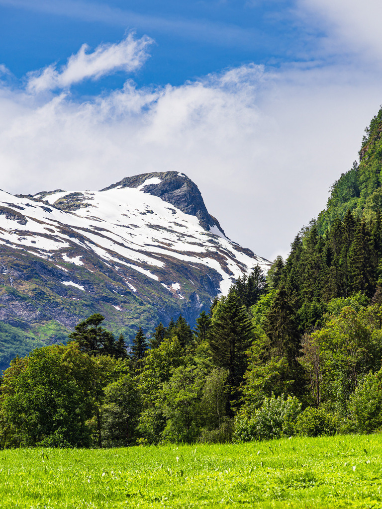 Berg mit Schnee nahe Fjærland in Norwegen | Berg mit Schnee nahe Fjærland in Norwegen.