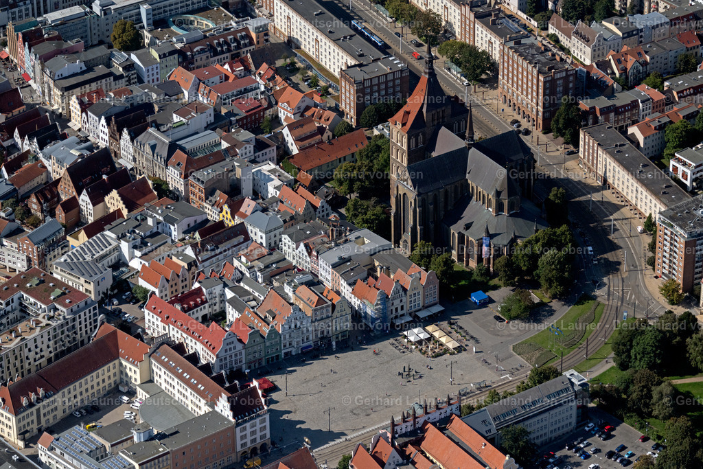 4062044 | ROSTOCK 08.09.2021 Kirchengebäude der Nikolaikirche an der Straße Bei der Nikolaikirche in Rostock an der Ostseeküste im Bundesland Mecklenburg-Vorpommern, Deutschland. Weiterführende Informationen bei: Nikolaikirche Rostock. // Church building of the Nikolaikirche on street Bei der Nikolaikirche in Rostock in the state Mecklenburg-Western Pomerania, Germany. Further information at: Nikolaikirche Rostock. Foto: Gerhard Launer