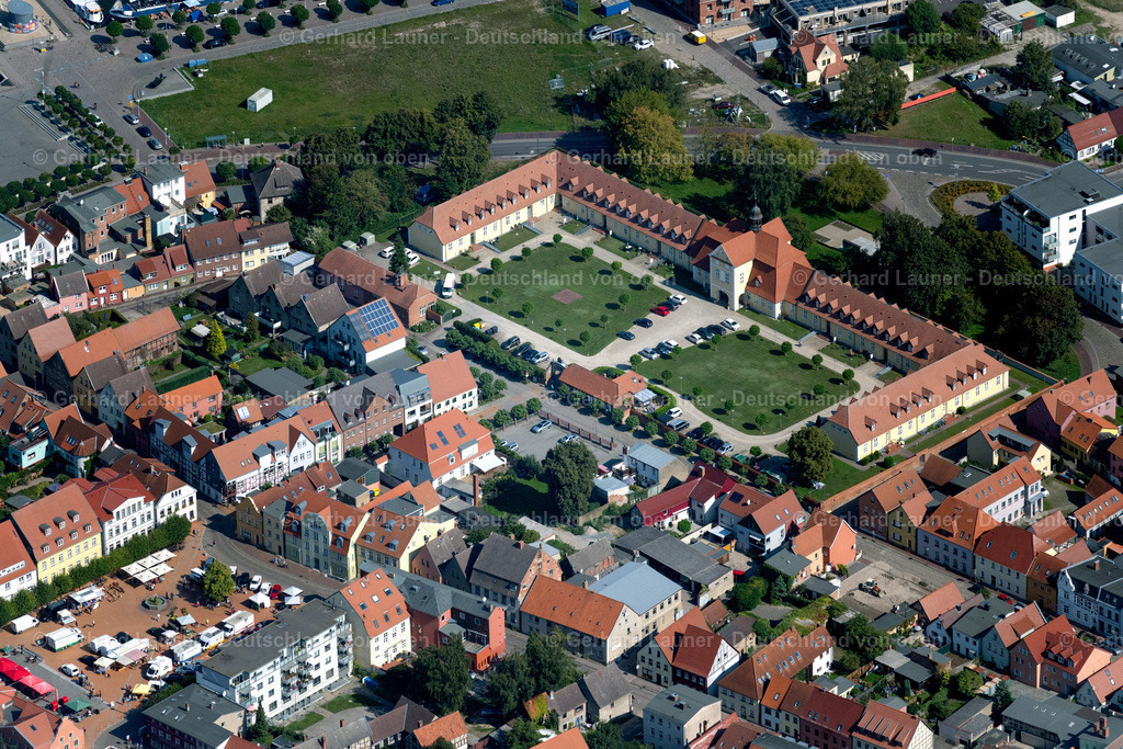 4061753 | BARTH 08.09.2021 Gebäude des Seniorenzentrums " Adliges Fräuleinstift " an der Hunnenstraße in Barth im Bundesland Mecklenburg-Vorpommern, Deutschland. Weiterführende Informationen bei: Adliges Fräuleinstift,  Stadt Barth. // Building of the retirement center " Adliges Fraeuleinstift " on street Hunnenstrasse in Barth in the state Mecklenburg - Western Pomerania, Germany. Further information at: Adliges Fraeuleinstift,  Stadt Barth. Foto: Gerhard Launer
