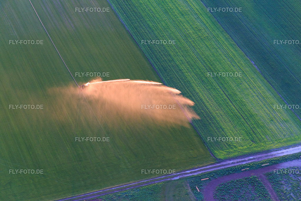 Wassersprenger zur Feldbewässurung im Abendlicht | Luftbild: Wassersprenger zur Feldbewässurung im Abendlicht in Einhausen im Bundesland Hessen in Deutschland. Foto: IMG_077907.jpg vom 23.04.2015 durch Werner Riehm/FLY-FOTO.de - Realisiert mit Pictrs.com