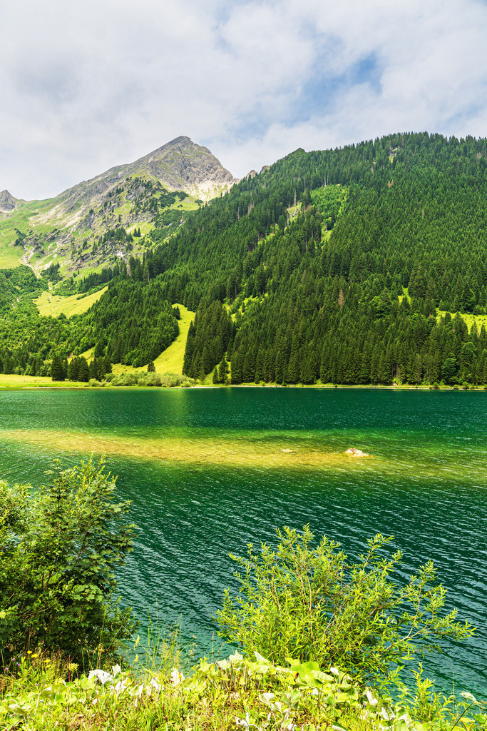 Blick über den Vilsalpsee auf die Alpen in Österreich | Blick über den Vilsalpsee auf die Alpen in Österreich.