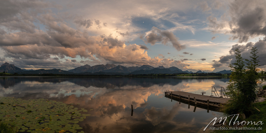 Hopfenseepanorama | Dies ist der Online-Shop von naturfoto.michaelthoma.de. Ich bin leidenschaftlicher Naturfotograf und fotografiere von der Andromedagalaxie bis zum Zwergtaucher, von der Ameise bis zum Orionnebel alles was mit Natur zu tun hat. Hier kann eine Auswahl meine - Realisiert mit Pictrs.com