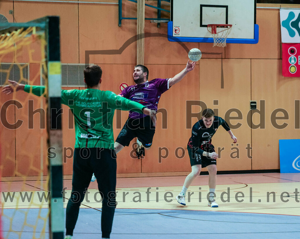 2023-11-26_008_SpVgg_Altenerding_gegen_TSV_1861_Mainburg | Erding, Deutschland, 26.11.2023:
Handball, Bezirksoberliga Männer 2023 / 2024, 9. Spieltag, SpVgg Altenerding gegen TSV 1861 Mainburg, Endergebnis: 34:20

Hannes Möser (TSV 1861 Mainburg, #1), Christian Loris (SpVgg Altenerding, #11)

Foto: Christian Riedel / fotografie-riedel.net