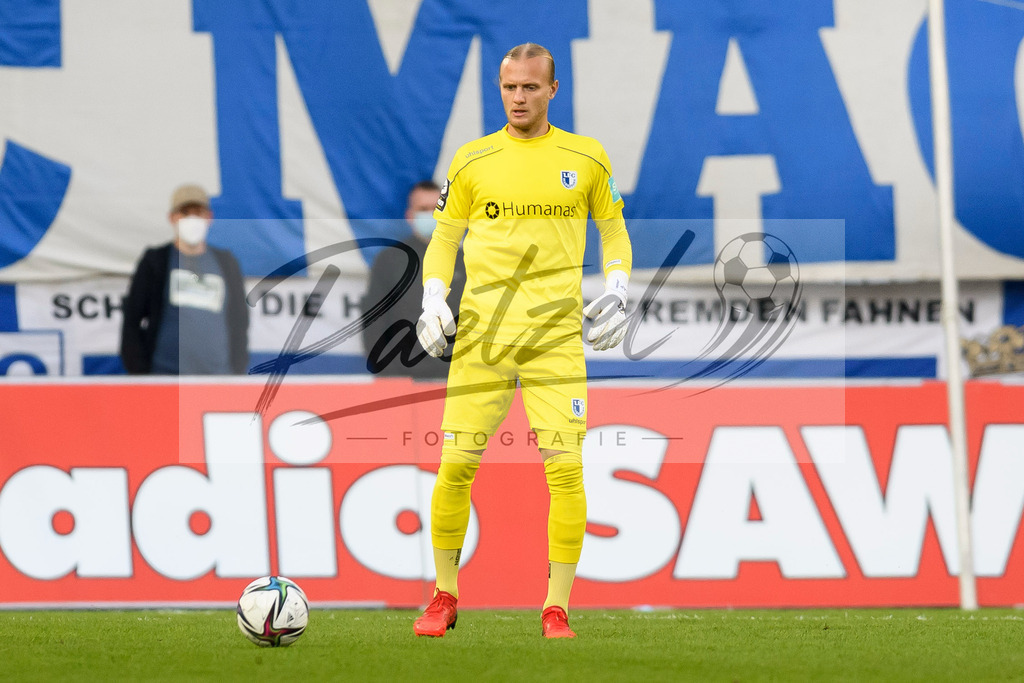 FCMFCK20210904_196 | Fussball, Herren: Torwart Dominik Reimann (1. FC Magdeburg) in Aktion, am Ball, Einzelaktion beim Spiel der 3. Liga zwischen 1. FC Magdeburg und 1. FC Kaiserslautern in der MDCC-Arena am 04.09.2021 in Magdeburg, Deutschland.DFB / DFL REGULATIONS PROHIBIT ANY USE OF PHOTOGRAPHS AS IMAGE SEQUENCES AND/OR QUASI-VIDEO. - Realisiert mit Pictrs.com