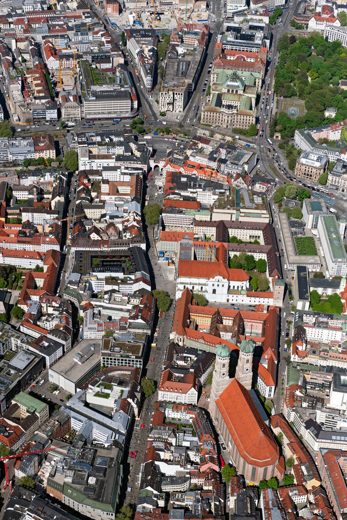 dr__0062809.jpg | MüNCHEN 29.04.2025 Straßenführung der bekannten Flaniermeile und Einkaufsstraße Kaufingerstraße an der Kaufingerstraße in München im Bundesland Bayern, Deutschland. // Street guide of famous promenade and shopping street Kaufingerstrasse on street Kaufingerstrasse in Munich in the state Bavaria, Germany. Foto: Daniel Reiter