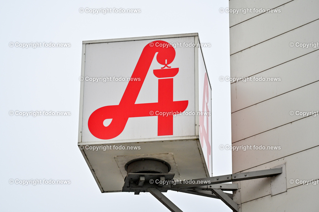 Apotheke_ 04.01.2023-2 | 04.01.2023, Linz, AUT, Apotheke, im Bild Apotheke, Schild, Logo, Apothekenzeichen der Apothekerkammer in Oesterreich