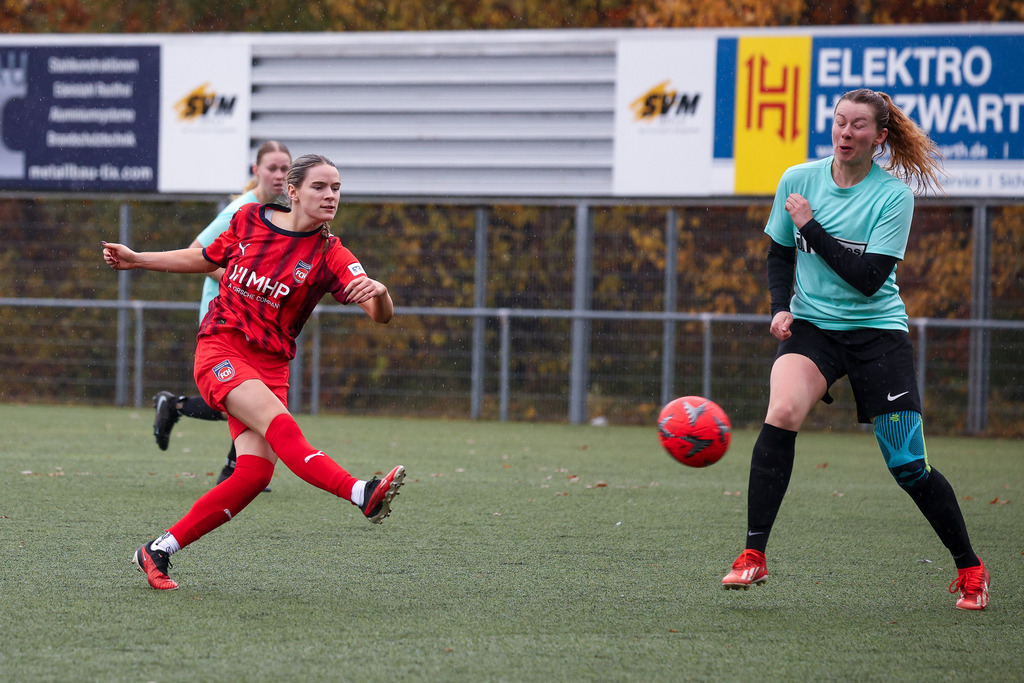 FCHWAS_251102_4161 | 1.FC Heidenheim 1846 II vs. SGM DJK-SV Wasseralfingen/Neuler, Fußball, Frauen, Bezirksliga, 2025/2026, 8. Spieltag, 02.11.2025 in Mergelstetten (Foto: Michael Bulling) - Realisiert mit Pictrs.com