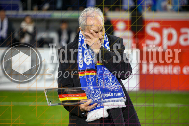 MSV Duisburg vs SV Waldhof Mannheim - 3. Liga | Duisburg, Deutschland, 07.11.25:   Ehrenspielführer des DFB Bernhard Dietz kommen die Tränenwaehrend des Spiels der 3. Liga MSV Duisburg vs SV Waldhof Mannheim in der schauinsland-reisen-arena(Foto von Brauer-Fotoagentur / Adrian Schlueter)