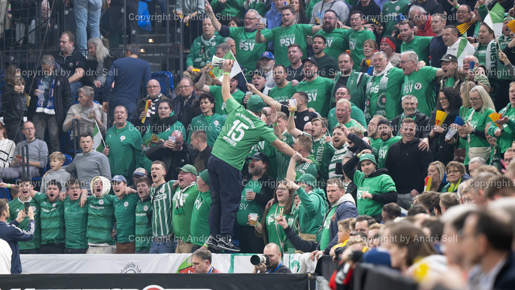 SHFV Lotto Masters 2024 | 20240113_7276, 13.01.2024, SHFV Lotto Masters 2024, Gruppe B, Holstein Kiel (blau) vs. PSV Neumünster (grün), PSV-Fanblock - Realisiert mit Pictrs.com