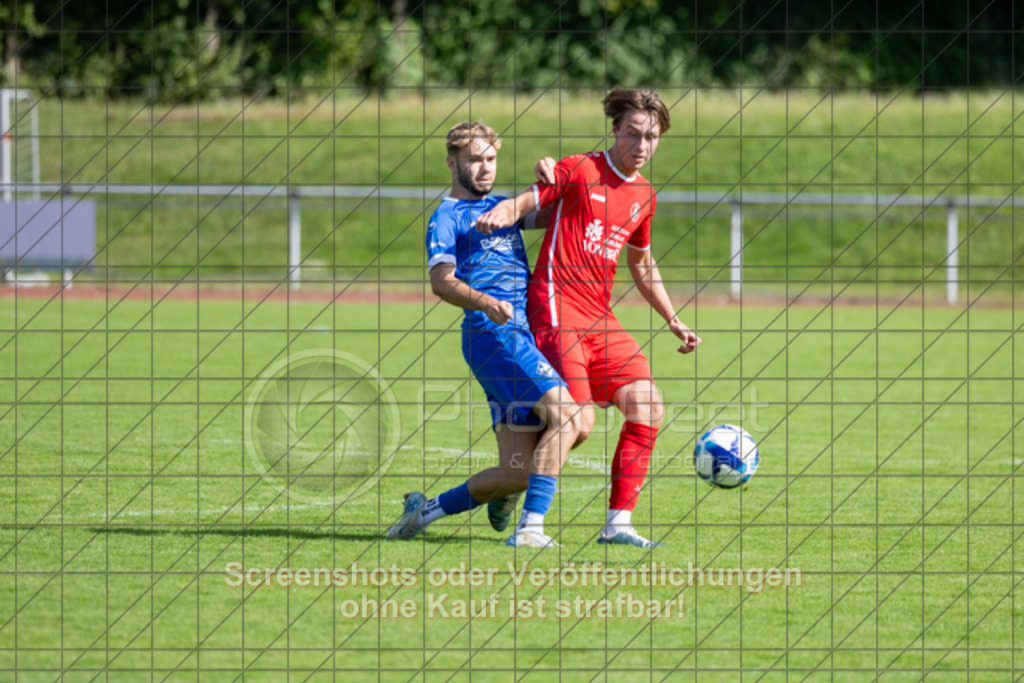 20250824_160141_0034 | #,1.FC Eislingen (blau) vs. MTV Stuttgart (rot), Fussball, Landesliga 2 - wfv, 02. Spieltag, Saison 2025/2026, Rasenplatz, Eichbachstation, Haldenstraße, 73054 Eislingen, 24.08.2025 - 15:00 Uhr,Foto: PhotoPeet-Sportfotografie/Peter Harich