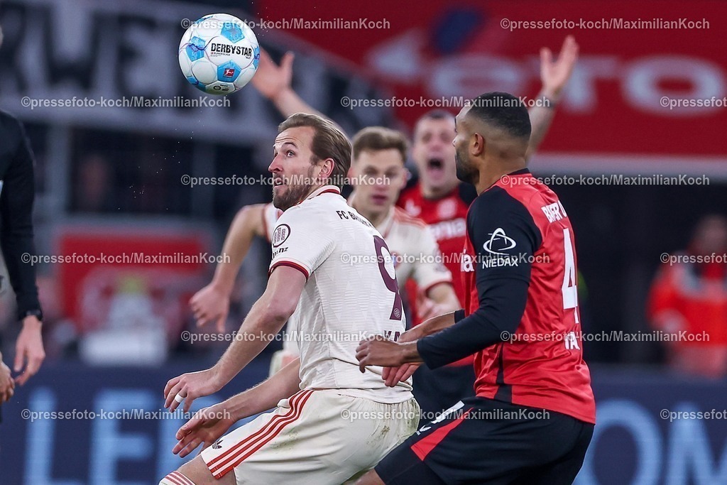 Lev15022501269 | 15.02.2025, Fußball, Bayer 04 Leverkusen - FC Bayern München, 1. Fußball Bundesliga, 22. Spieltag, BayArena, Saison 2024 2025: Harry Kane (FC Bayern #9) im Zweikampf gegen Jonathan Tah (Bayer04 Leverkusen #4)DFB regulations prohibit any use of photographs as image sequences and or quasi-video.