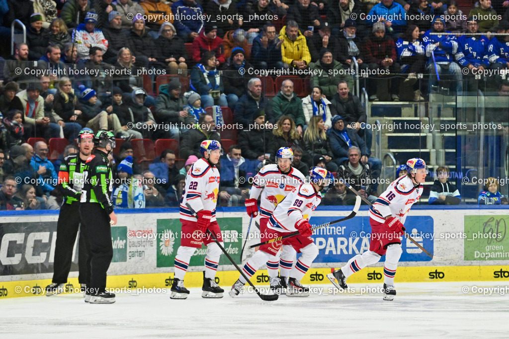 EC IDM WÄRMEPUMPEN VSV vs. EC Red Bull Salzburg | Jubel EC Red Bull Mannschaft, #22 Robertson Dennis Eamon EC Redbull Salzburg, #89 Baltram Florian EC Redbull Salzburg, #16 Auer Luca EC Redbull Salzburg, Besucher Stadthalle Villach, EC IDM WÄRMEPUMPEN VSV vs. EC Red Bull Salzburg, EC IDM WÄRMEPUMPEN VSV vs. EC Red Bull Salzburg am 17.01.2025 in Villach (Stadthalle Villach), Austria, (Photo by Bernd Stefan)