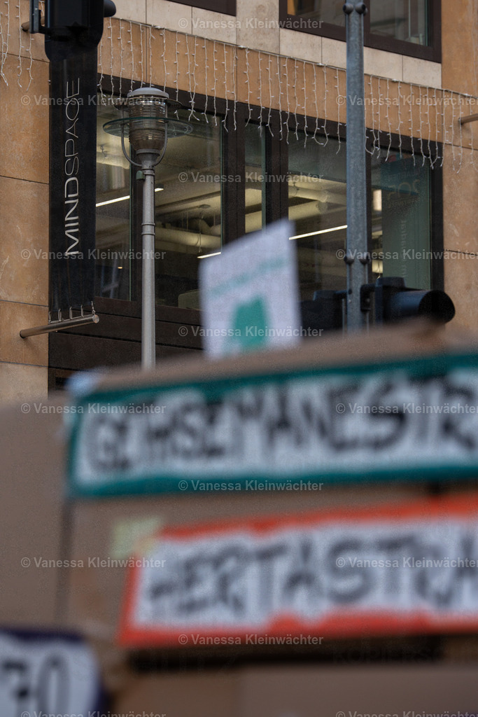 201120 StopHeimstaden MindSpace-7 | Mit Musik und einer "Wall of shame" aus Umzugskartons fordern Mieter*innen der von Heimstaden gekauften Häuser am 20.11.2020 vorm Büro des Schwedischen Immobilien-Investors die Ausübung des städtischen Vorkaufsrechts. - Realisiert mit Pictrs.com